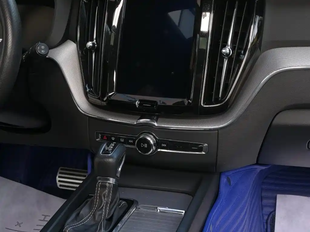 Volvo XC60 2018 — фото 19