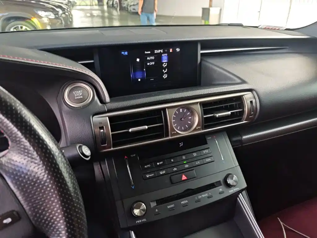 Lexus IS 2016 — фото 13