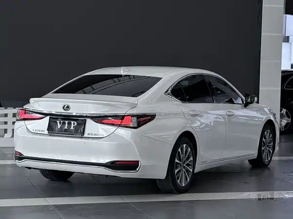 Lexus ES 2023