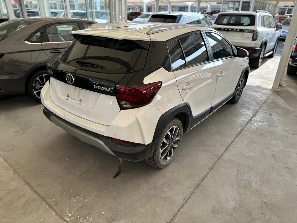 Toyota Yaris L 2022 — фото 12