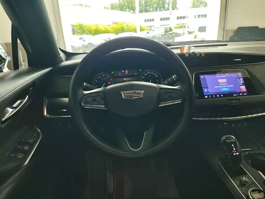Cadillac XT4 2022 — фото 11