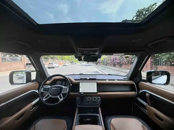 Land Rover Defender 2023