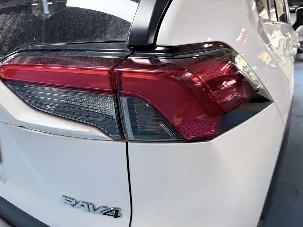 Toyota RAV4 2022 — фото 17