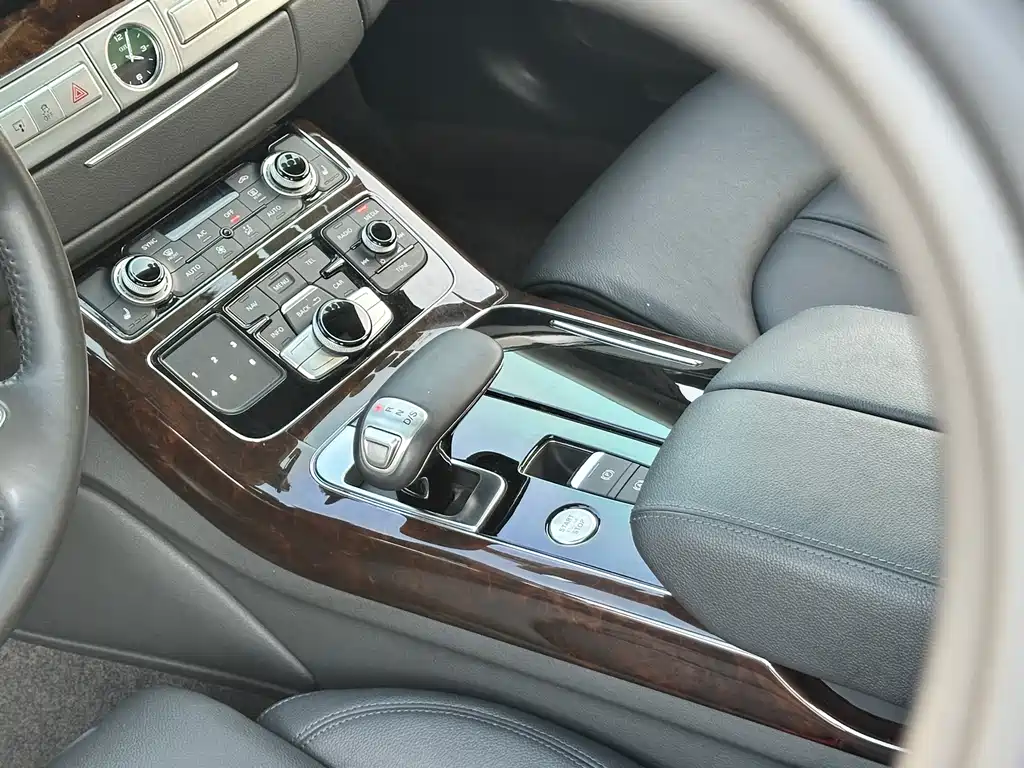 Audi A8 2015 — фото 24