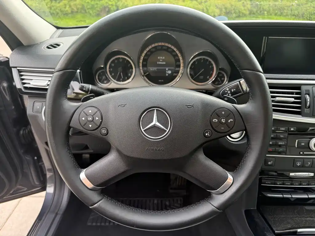 Mercedes-Benz E-Class 2011 — фото 15