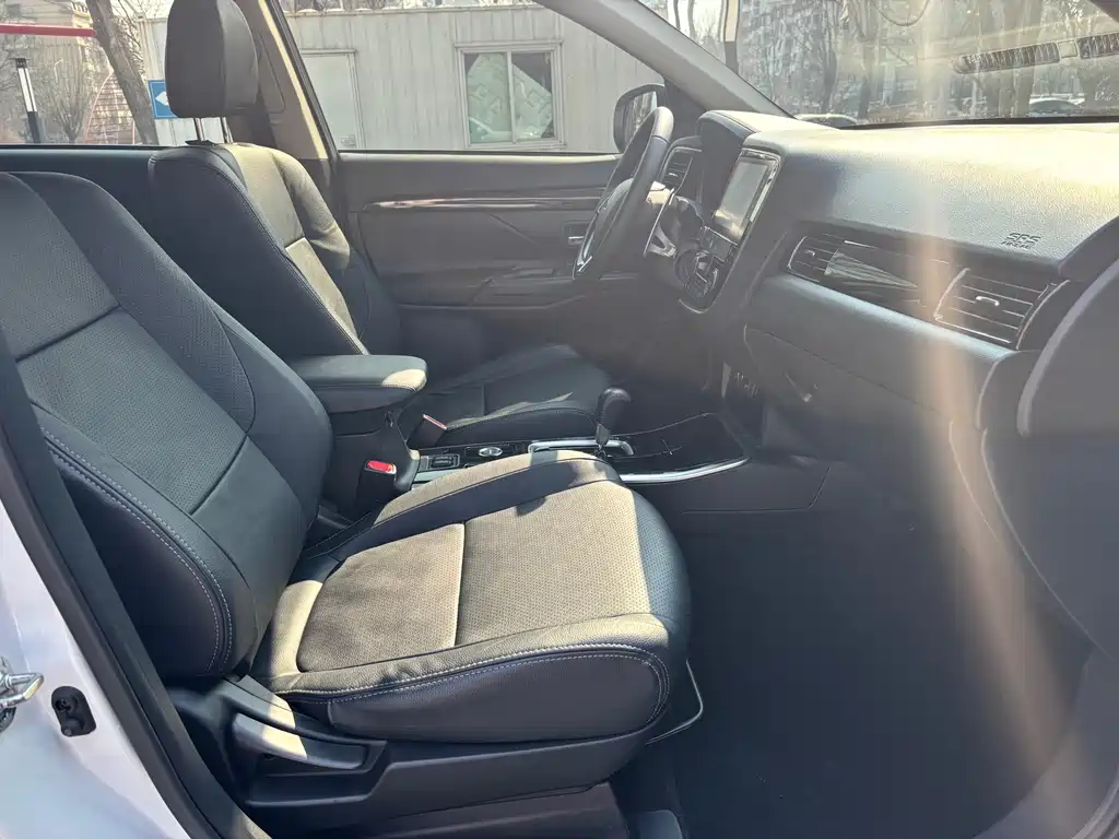 Mitsubishi Outlander 2018 — фото 11