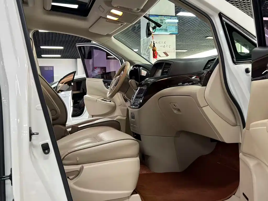 Nissan Quest 2017 — фото 14