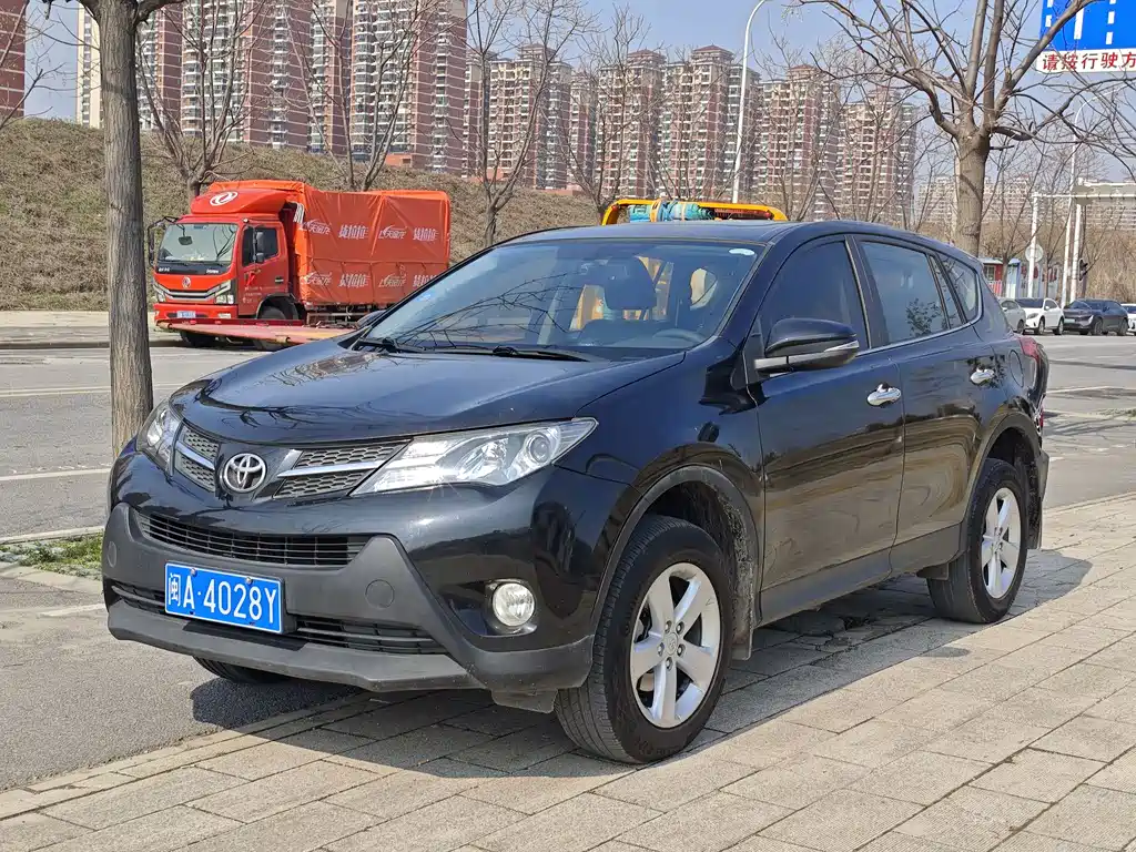 Toyota RAV4 2015 — фото 1