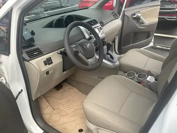 Toyota Yizhi 2012