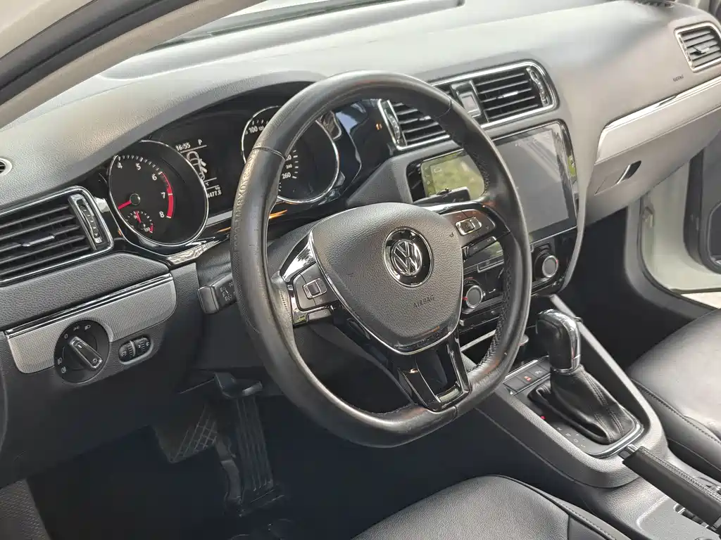 Volkswagen Sagitar 2018