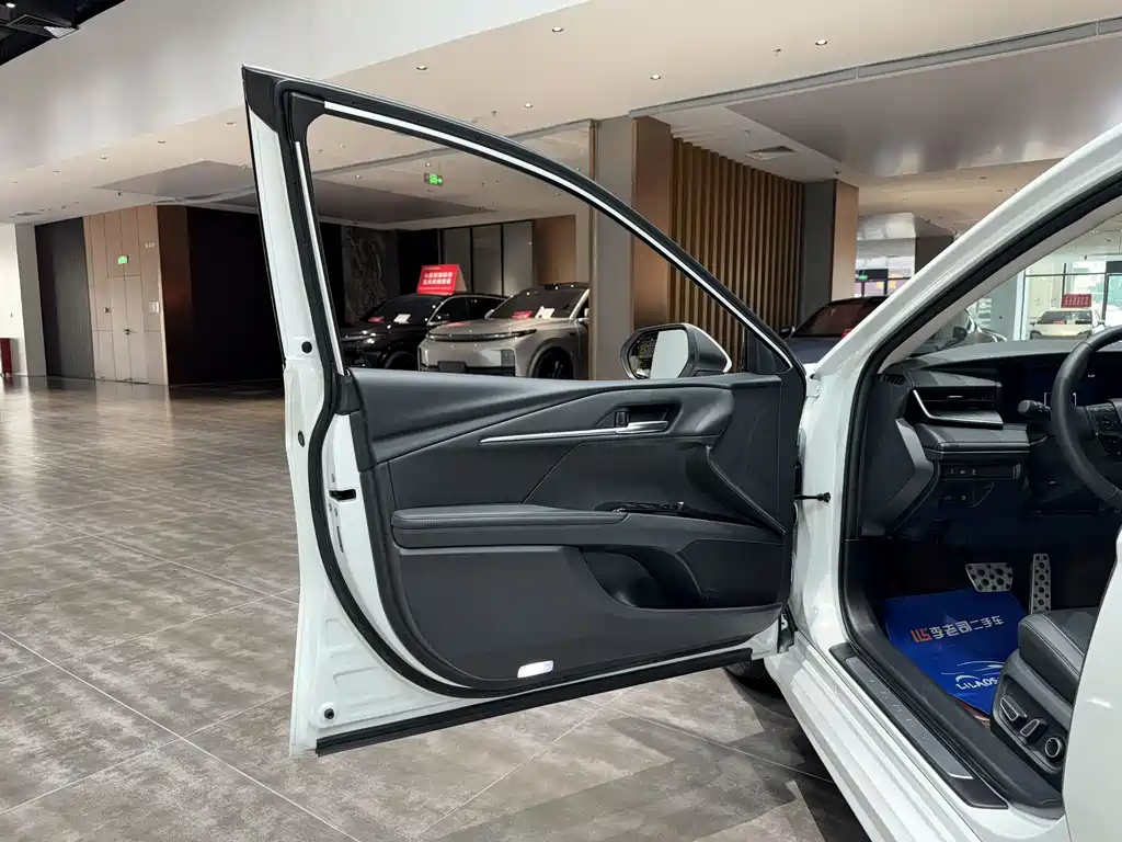 Toyota Camry 2025 — фото 8