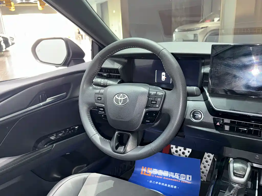Toyota Camry 2025 — фото 13