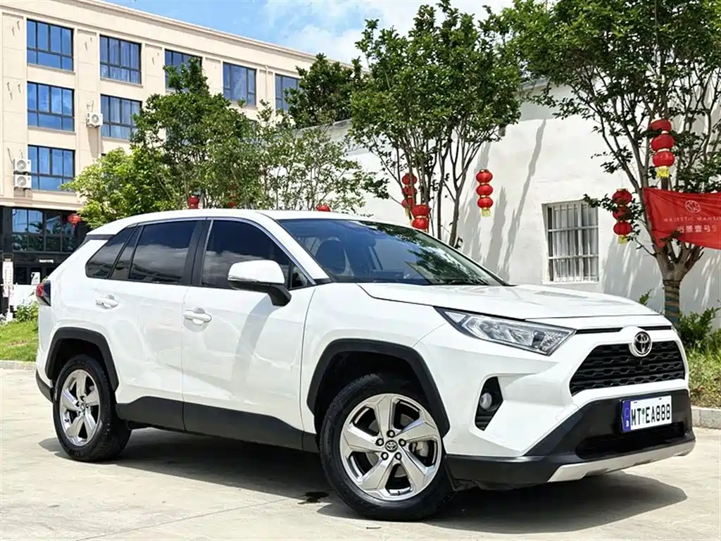 Toyota RAV4 2021 — фото 3
