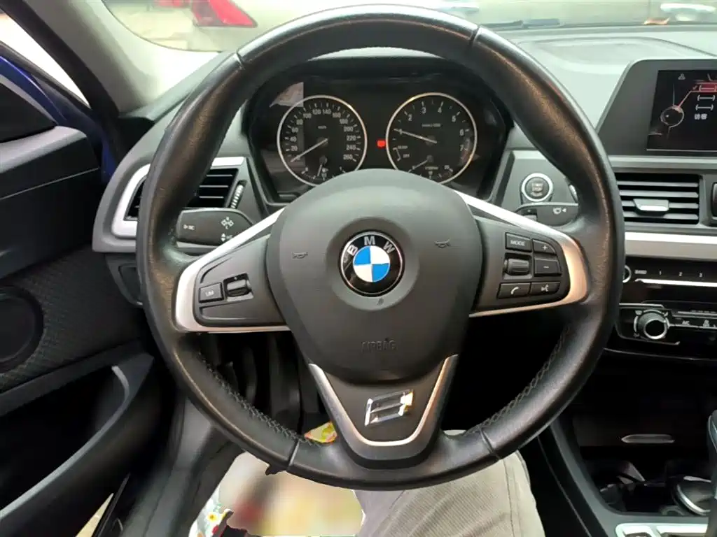 BMW 1 Series 2017 — фото 11