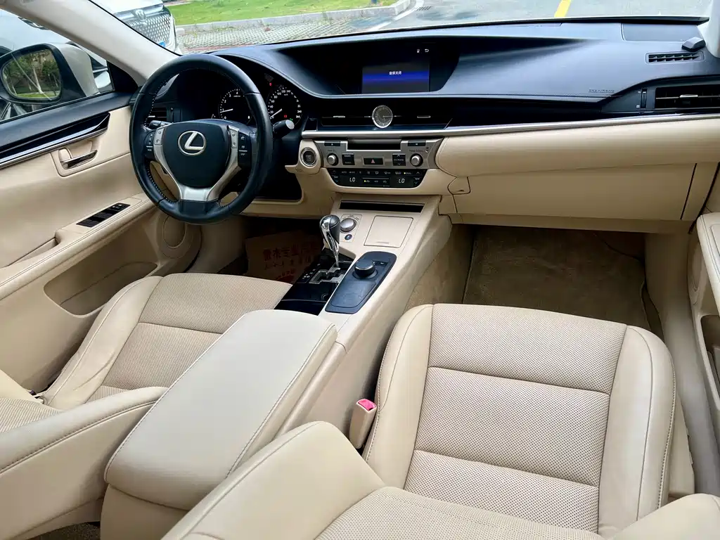 Lexus ES 2016 — фото 13