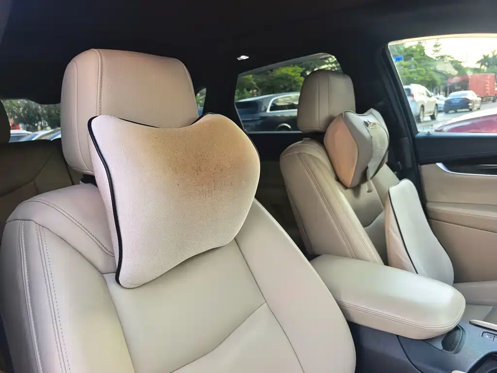 Cadillac XT5 2017 — фото 11