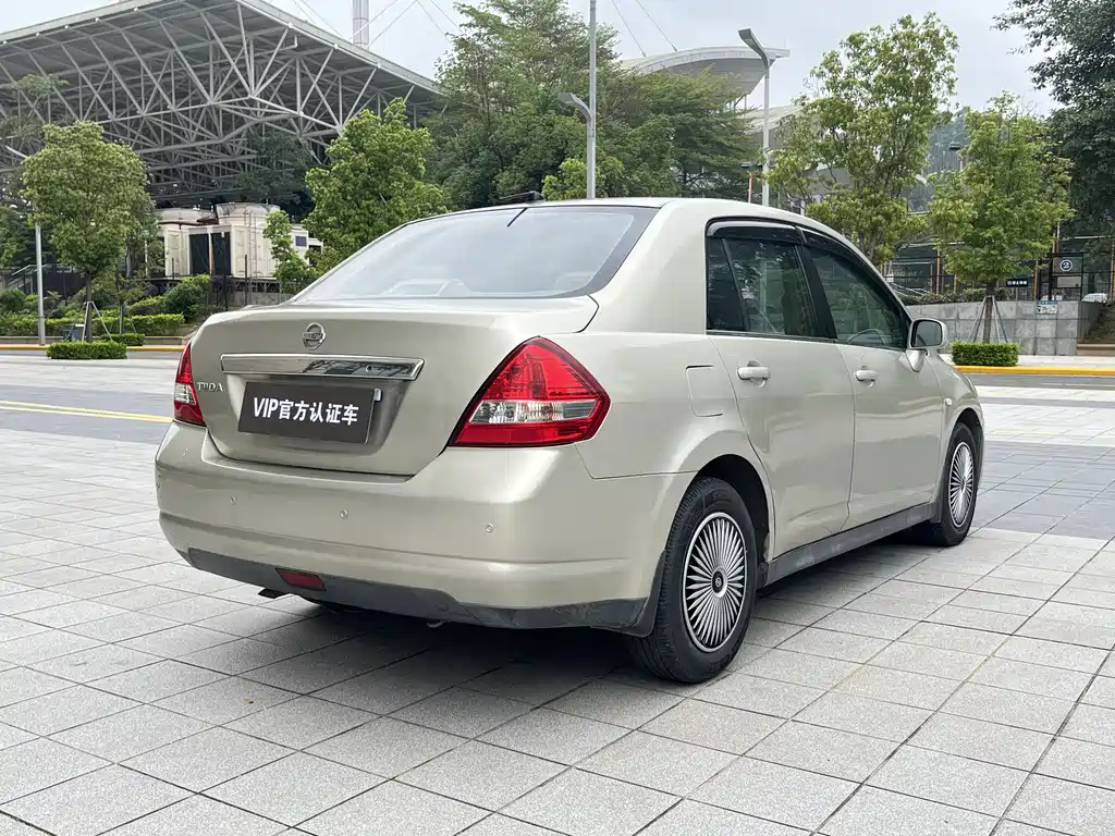 Nissan Tiida 2005