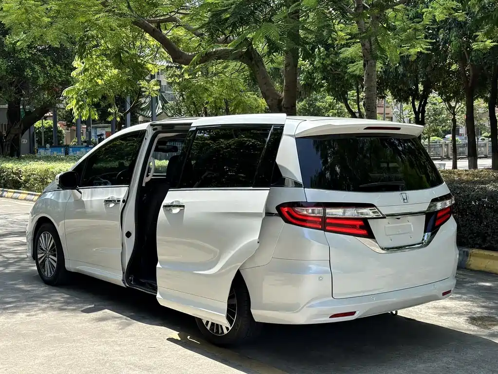 Honda Odyssey 2018 — фото 35