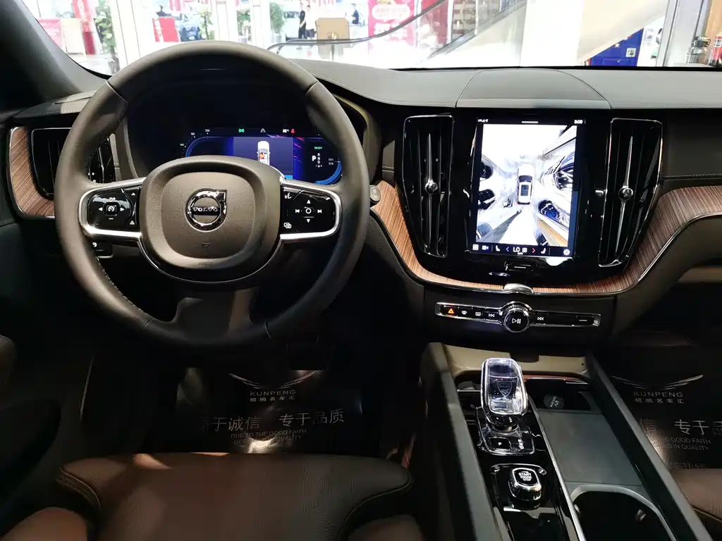 Volvo XC60 Plug-In Hybrid 2024 — фото 12