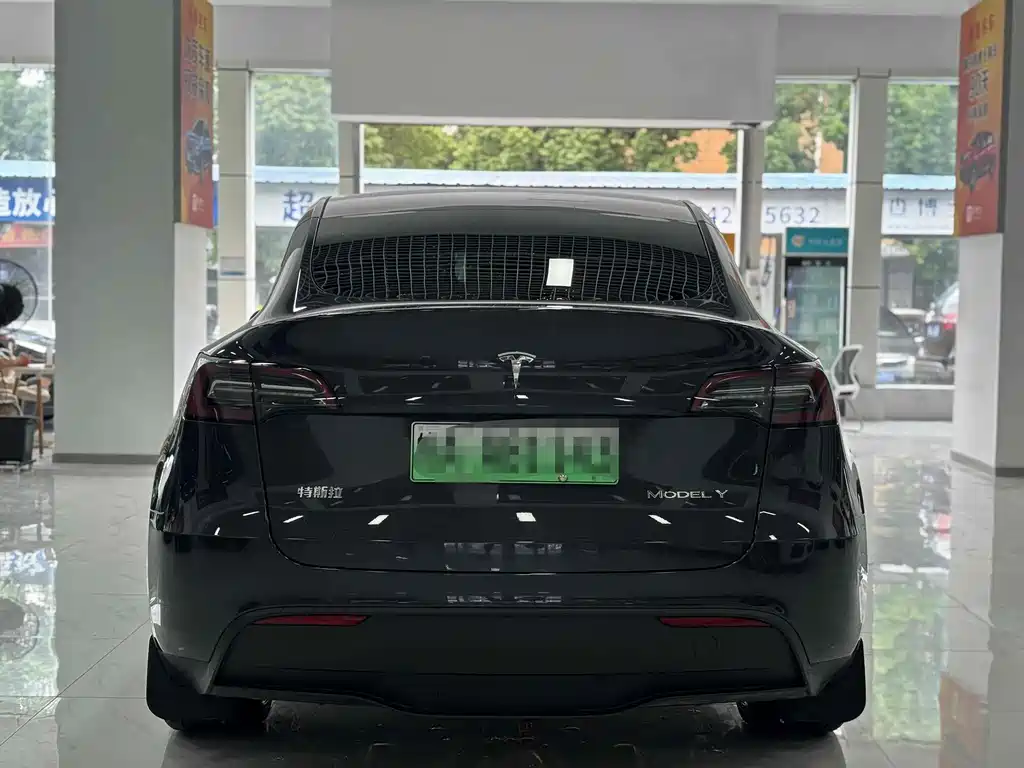 Tesla Model Y 2025 — фото 11