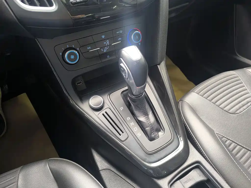 Ford Focus 2018 — фото 13