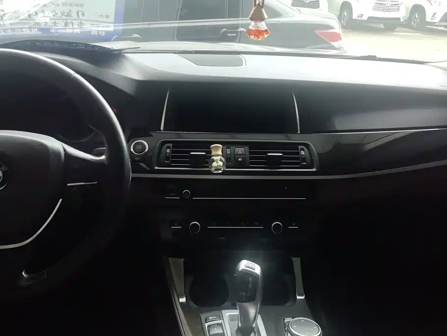 BMW 5 Series 2016 — фото 13