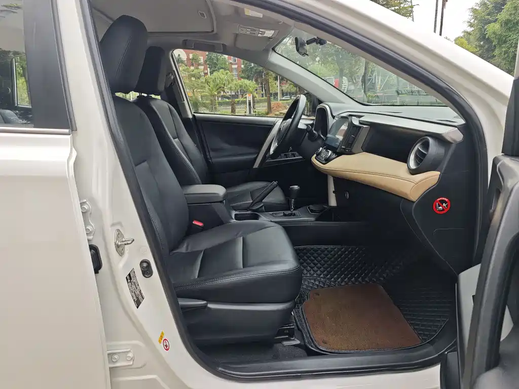 Toyota RAV4 2017 — фото 21