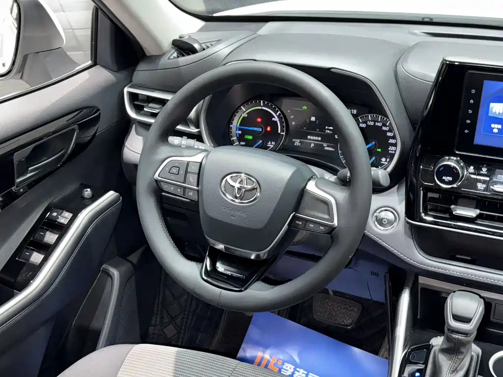 Toyota Highlander 2024 — фото 10