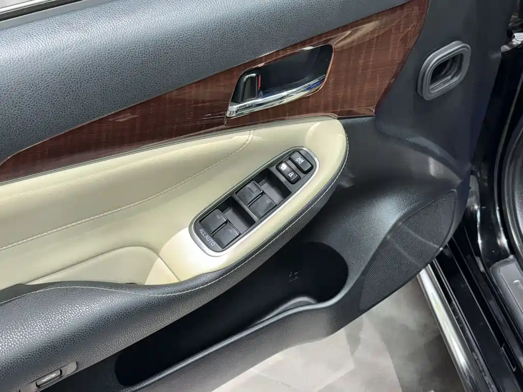 Toyota Crown 2016 — фото 15
