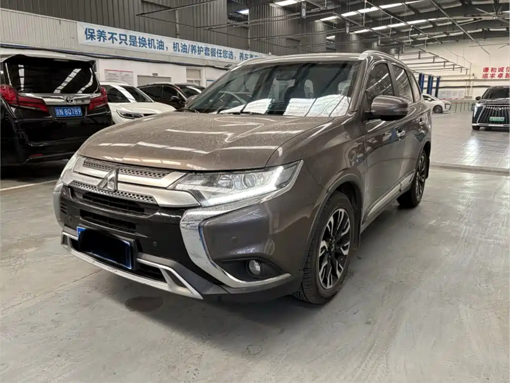 Mitsubishi Outlander 2019 — фото 1