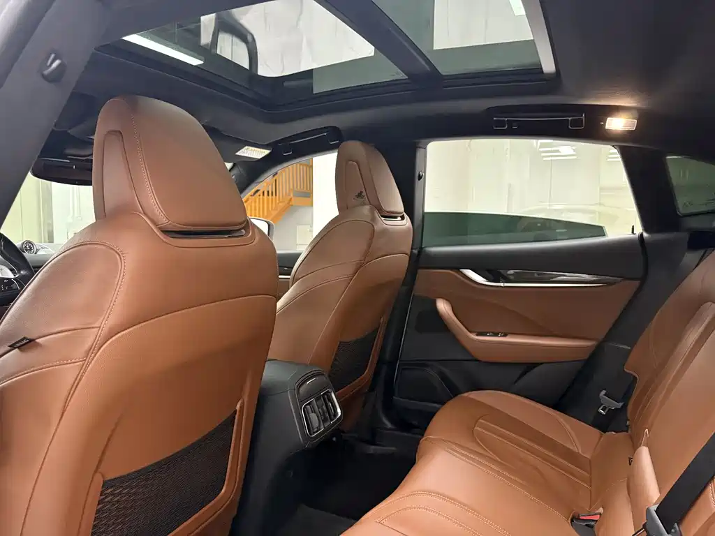 Maserati Levante 2017 — фото 14
