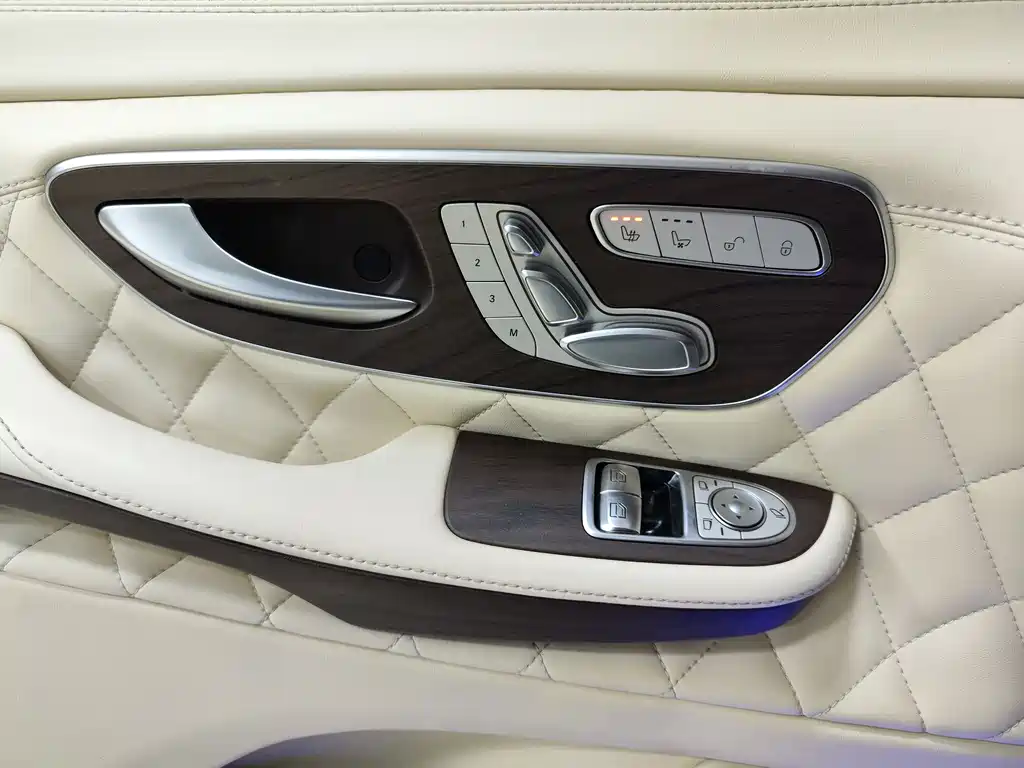 Mercedes-Benz V-Class 2021 — фото 19