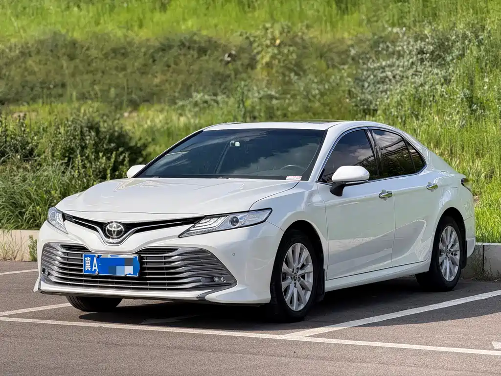 Toyota Camry 2019 — фото 1