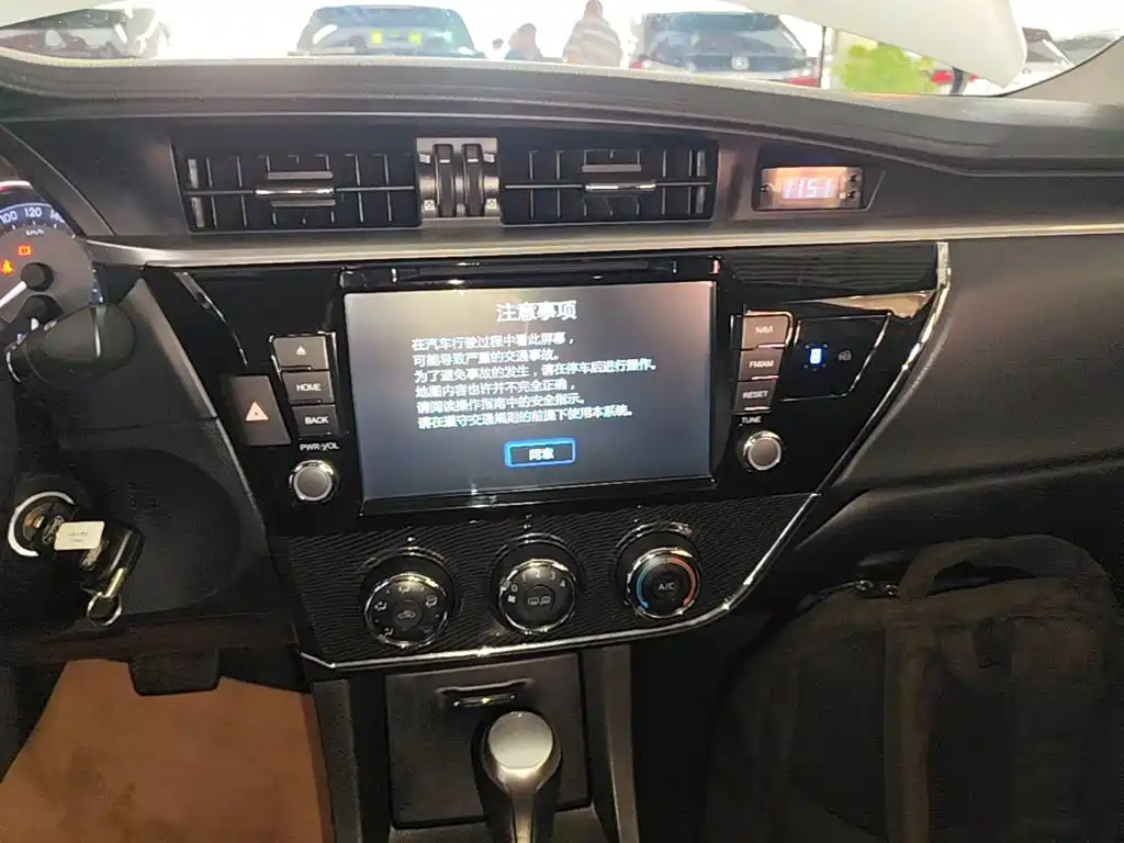 Toyota Corolla 2015 — фото 13