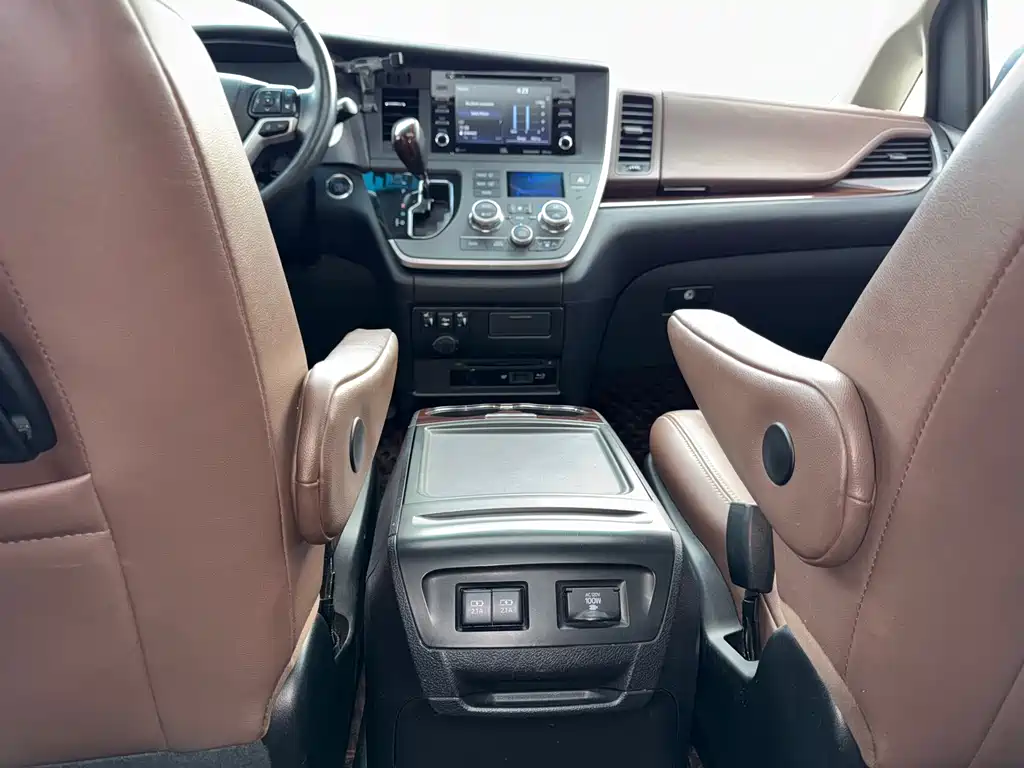 Toyota Sienna 2020 — фото 18