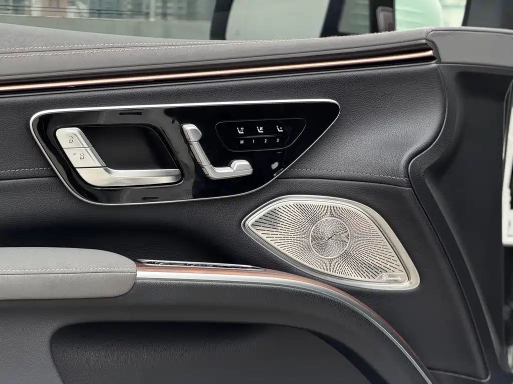 Mercedes-Benz EQS SUV 2023 — фото 28