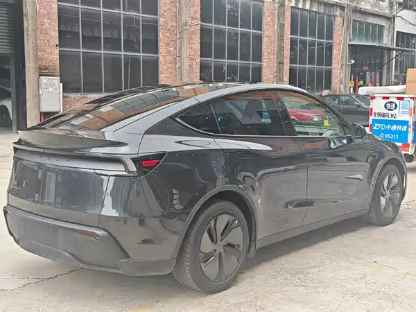 Tesla Model Y 2025