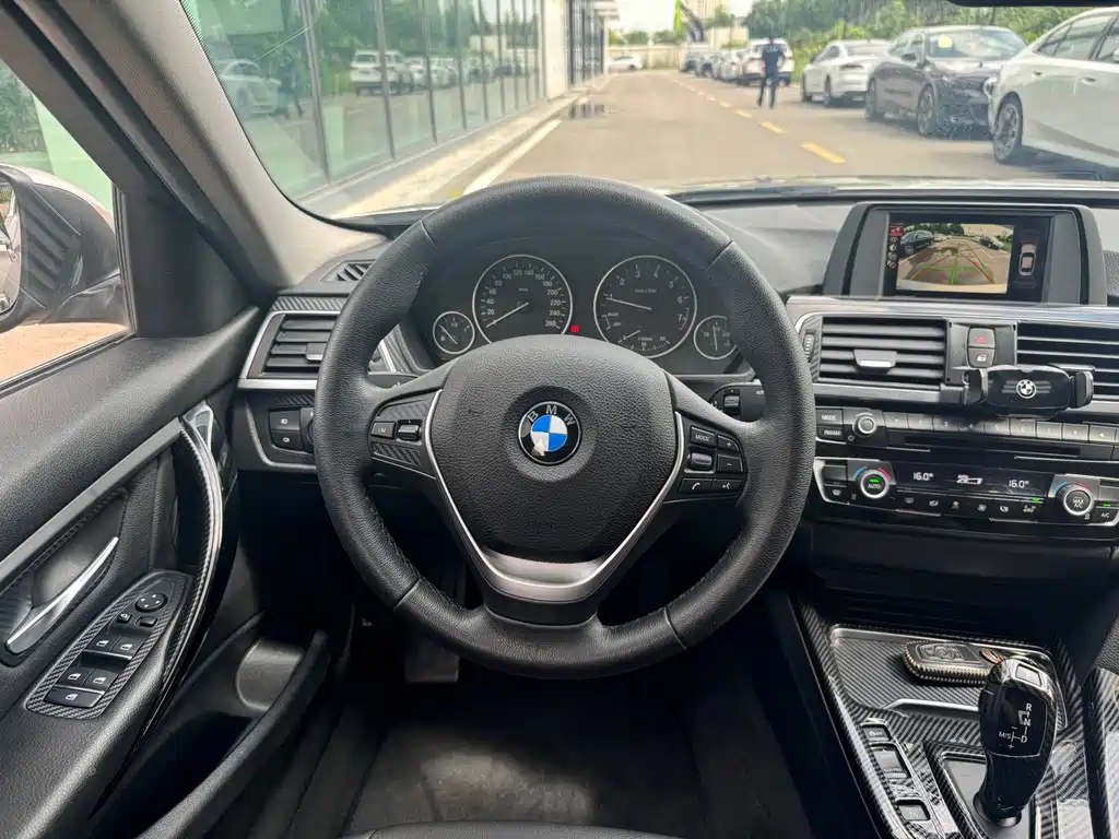 BMW 3 Series 2017 — фото 18