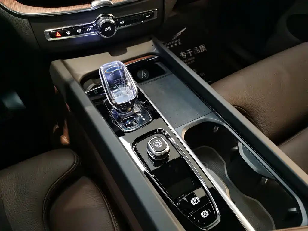 Volvo XC60 Plug-In Hybrid 2024 — фото 10