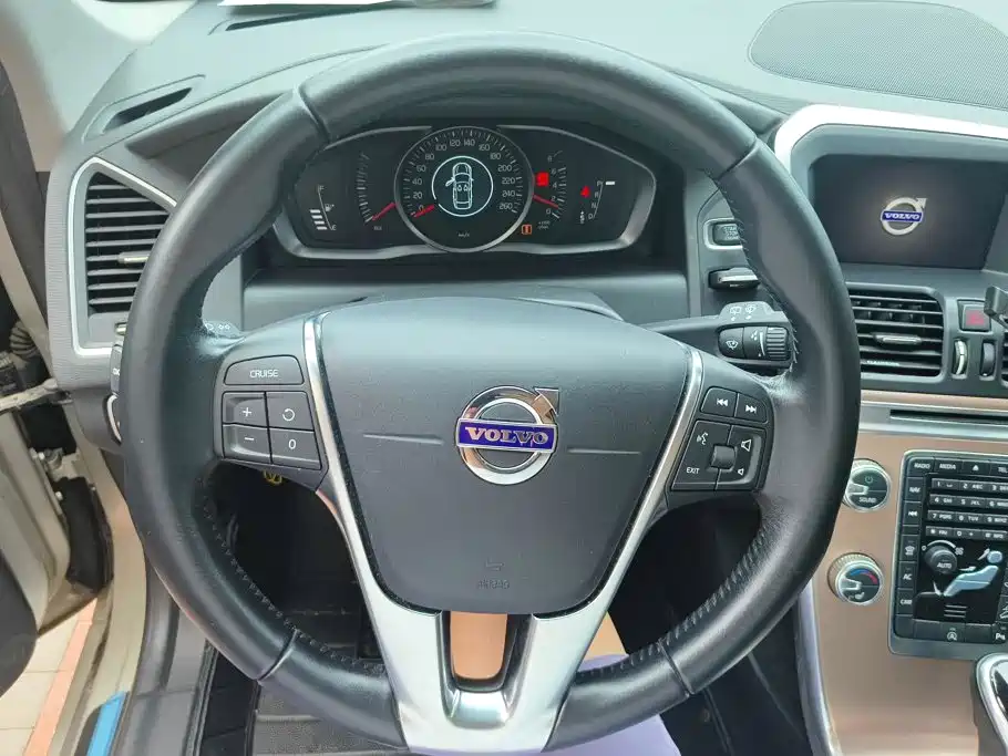 Volvo XC60 2017 — фото 15