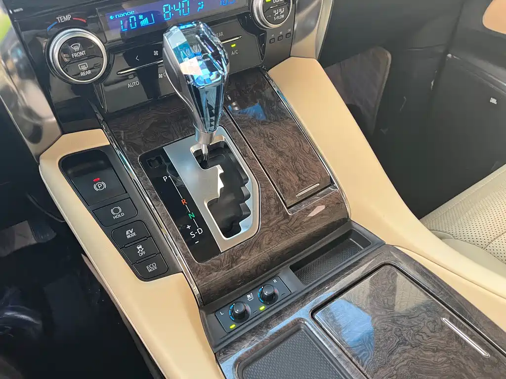 Toyota Alphard 2020 — фото 17