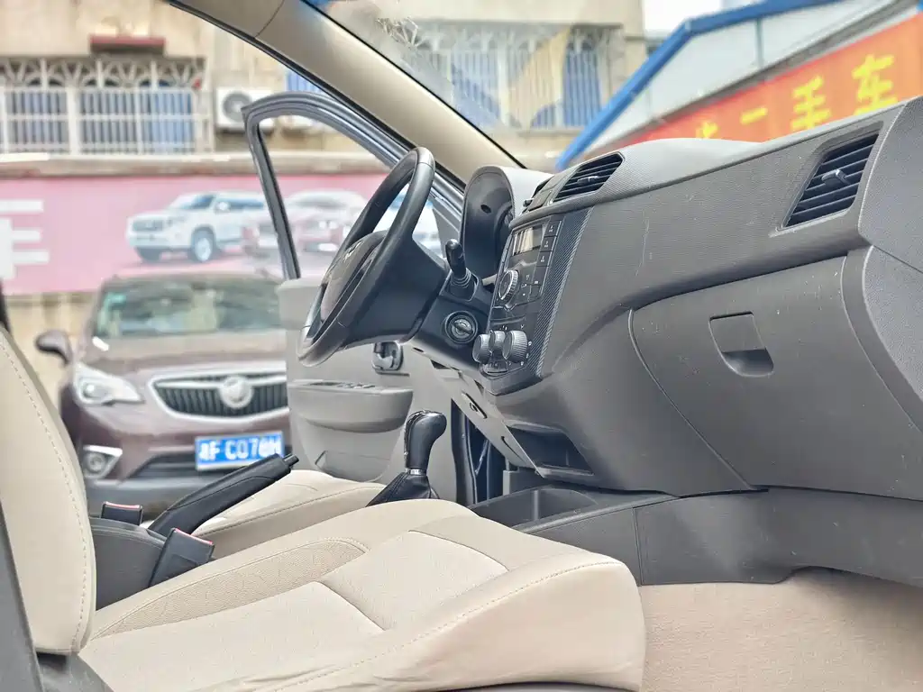 Wuling Hongguang 2015 — фото 11