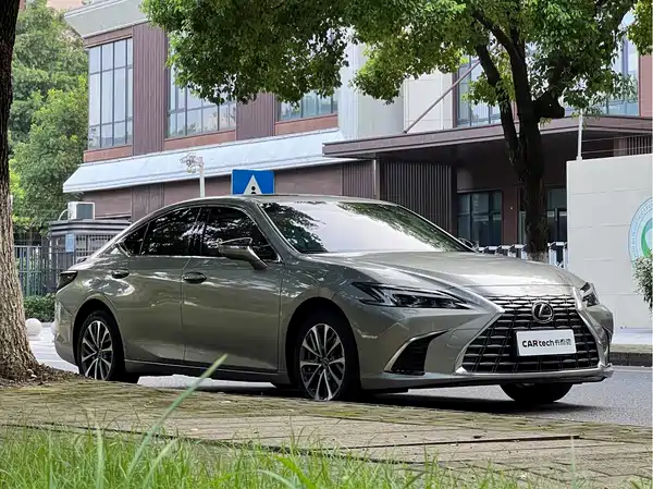 Lexus ES 2025