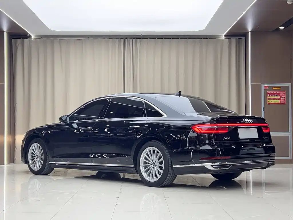 Audi A8 2022 — фото 17