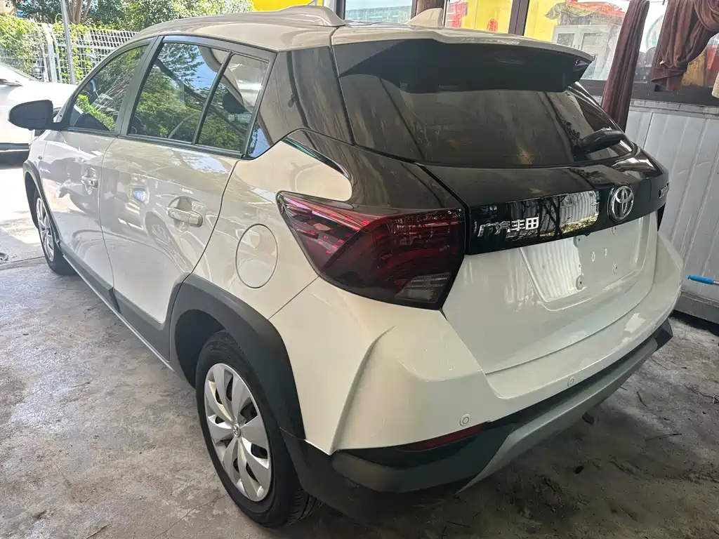 Toyota Yaris L 2022 — фото 9
