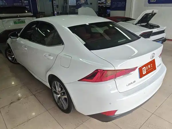 Lexus IS 2019