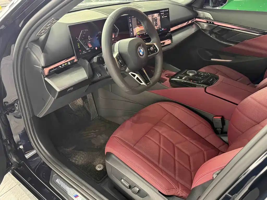 BMW 5 Series 2025 — фото 10