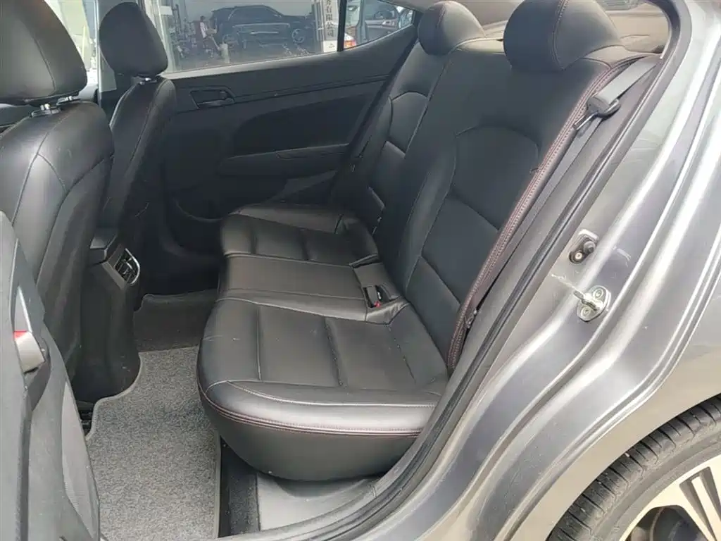 Hyundai Elantra 2018 — фото 17