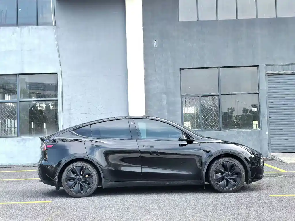 Tesla Model Y 2024 — фото 9
