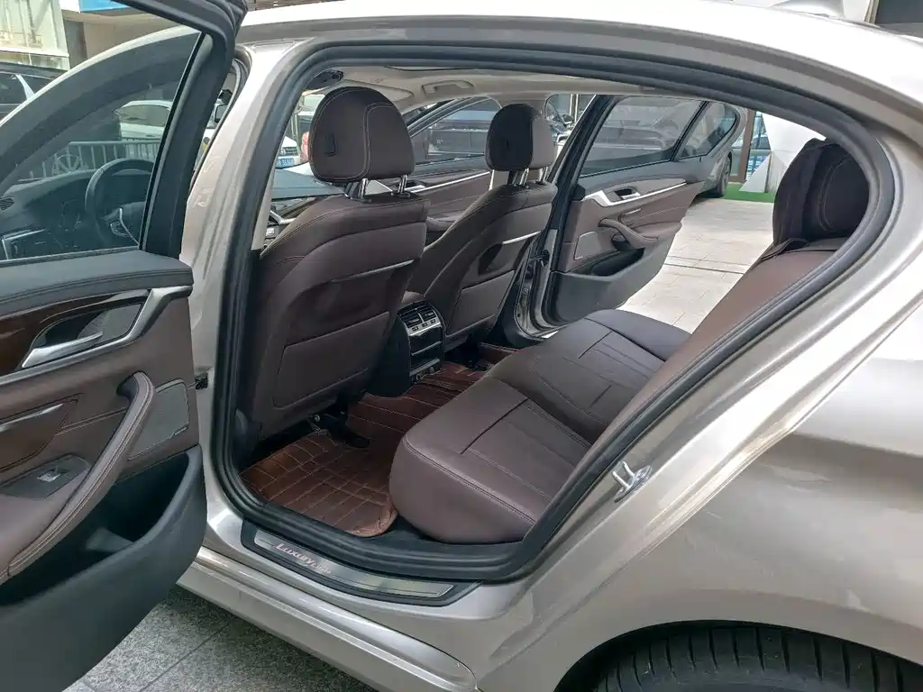 BMW 5 Series 2019 — фото 10